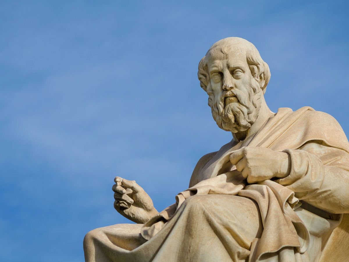 Foto: Estatua de mármol del gran filósofo griego Platón con el fondo el azul del cielo. (iStock)