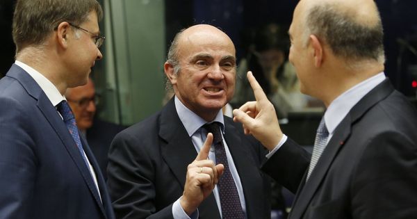 Foto: El ministro español de Economía, Luis de Guindos (c), conversa con el comisario europeo de Asuntos Económicos, Pierre Moscovici (d), al inicio de la reunión. (EFE)