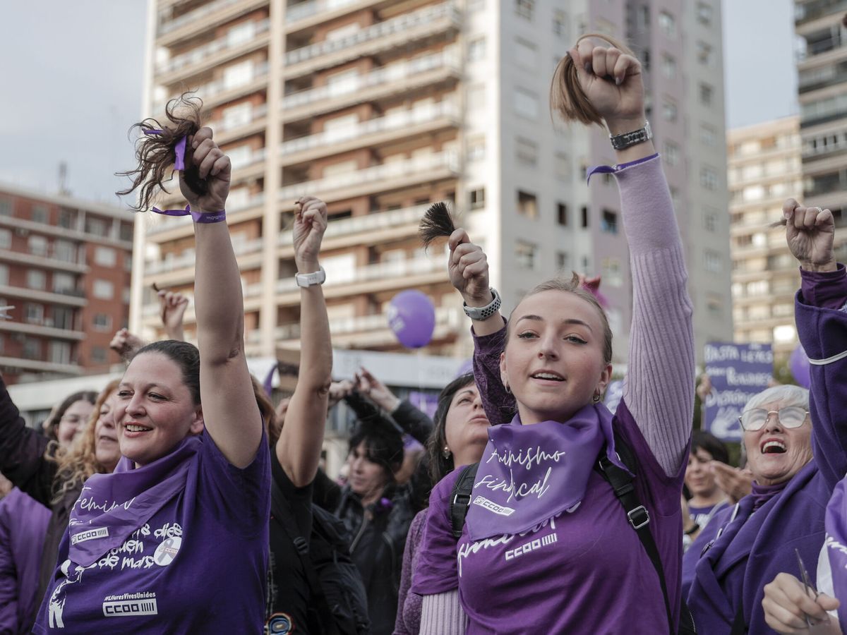 Foto: Vista de una manifestación del Día de la Mujer. (EFE/Manuel Bruque)