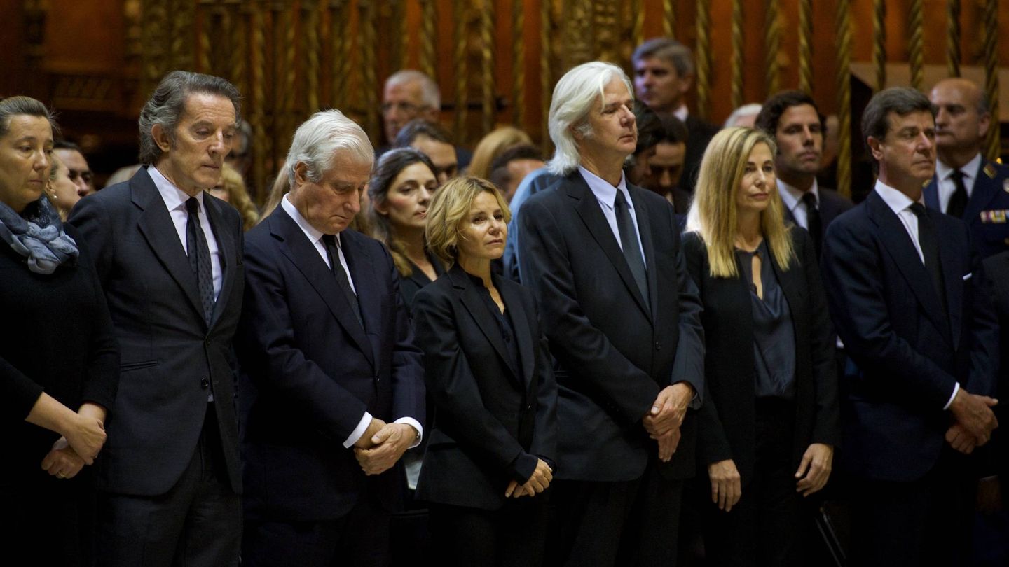 De izquierda a derecha, Cristina de Borbón, Alfonso Diez, Carlos Fitz-James, Eugenia Martínez de Irujo, Jacobo Siruela, Inka Martí y Cayetano Martínez de Irujo, en el funeral de Cayetana de Alba. (EFE)