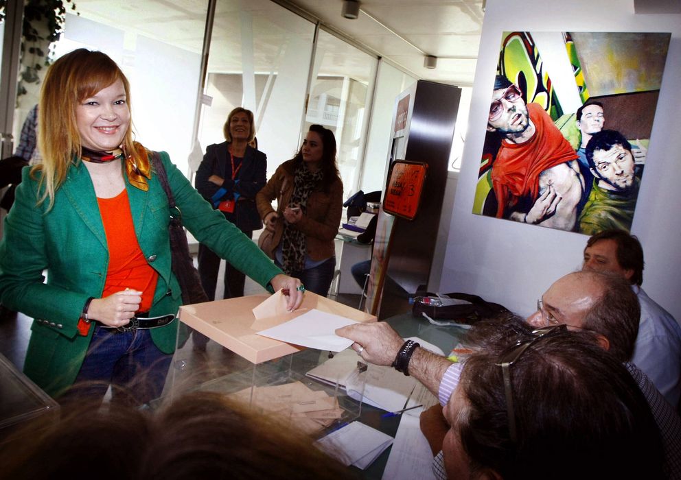Foto: Leire Pajín, depositando su voto en las elecciones generales de 2011 (Efe)