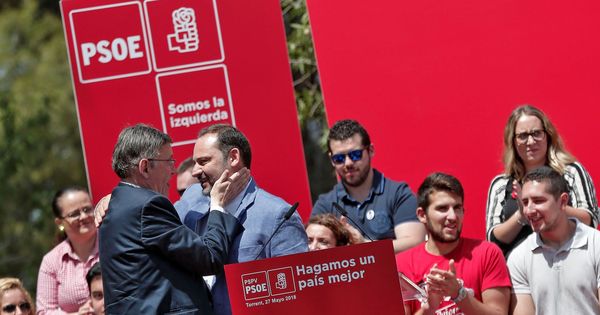 Foto: El secretario de Organización del PSOE, José Luis Ábalos, y el presidente valenciano y líder del PSPV, Ximo Puig, se saludan este 27 de mayo en Torrent. (EFE)