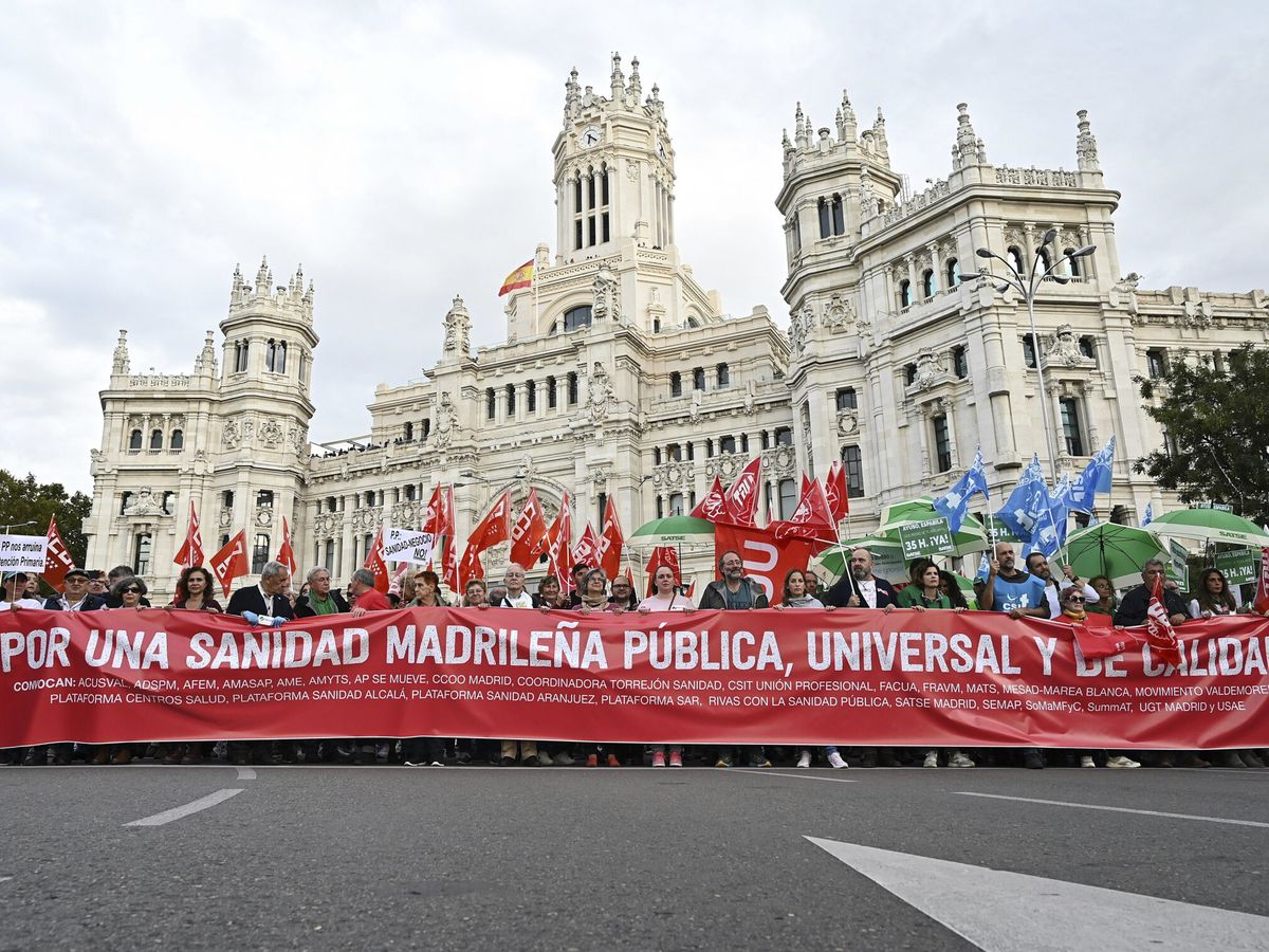 Foto: Manifestación en defensa de la sanidad pública madrileña el pasado 22 de octubre. (EFE/Fernando Villar)
