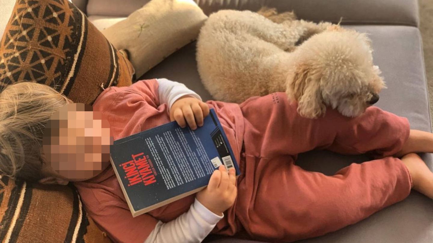 Bugra comparte una imagen de su hijo Cem con su nueva novela. (Instagram @bugragulsoy)