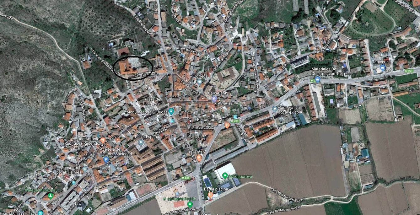 En un círculo, ubicación de los dos edificios en el municipio de Tielmes.