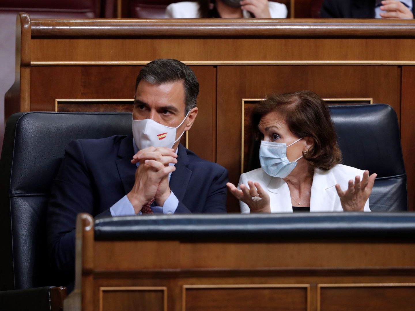 Pedro Sánchez y Carmen Calvo hablan en el Congreso. (EFE)