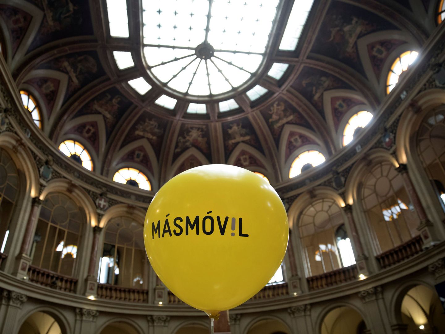 Un globo de MásMóvil en el debut de la compañía en el parqué español. (Reuters)