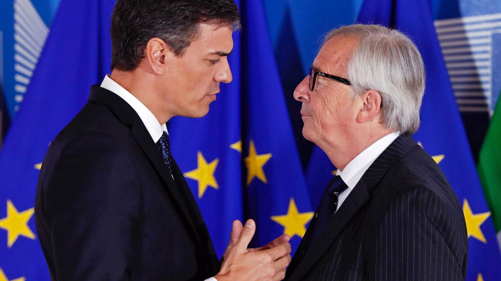 Foto: Pedro Sánchez conversa con el presidente de la Comisión Europea, Jean-Claude Juncker. (EFE)