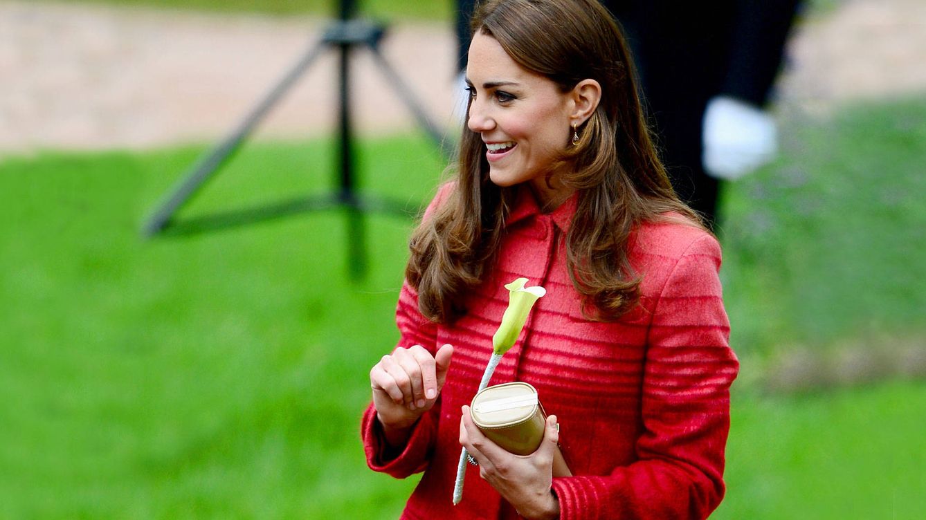 Los cuatro imprescindibles en el bolso de Kate Middleton (y no, ninguno es un móvil)