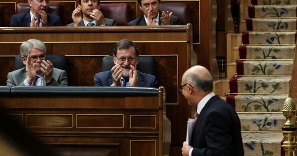 Foto: El ministro de Hacienda, Cristóbal Montoro, ante la mirada del presidente del Gobierno, Mariano Rajoy. (EFE)