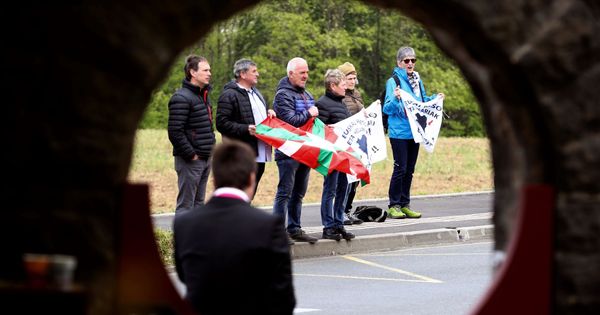 Foto: Simpatizantes de la izquierda 'abertzale' piden la amnistía para los presos de ETA frente a Villa Arnaga de Cambo (Francia). (EFE)