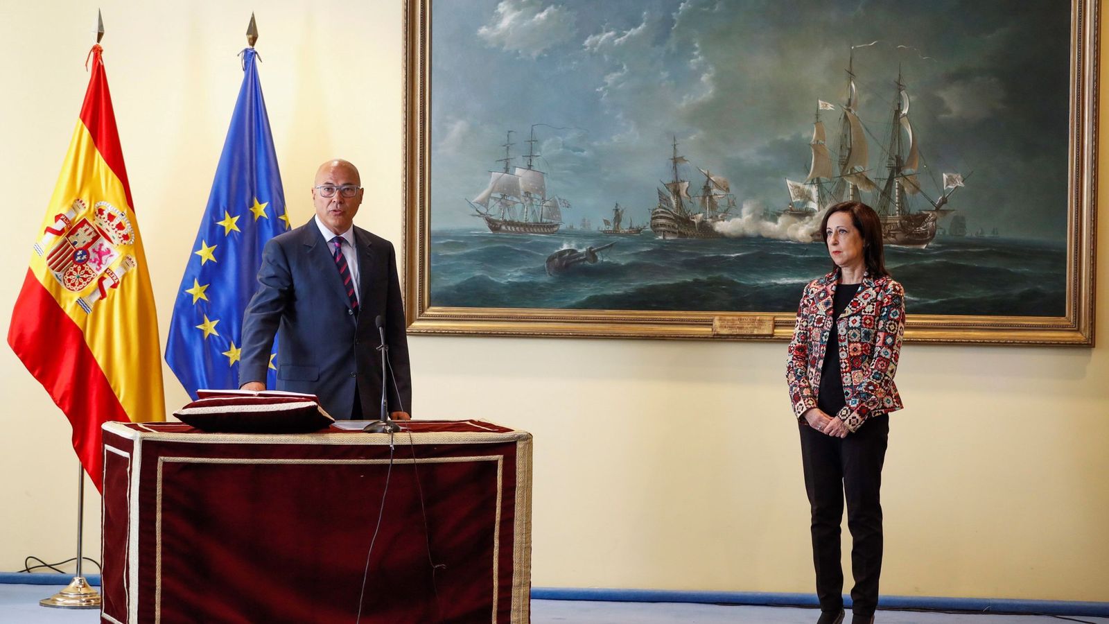 Foto: Toma de posesión de Ángel Olivares como secretario de Estado de Defensa, junto a la ministra Margarita Robles. (EFE)