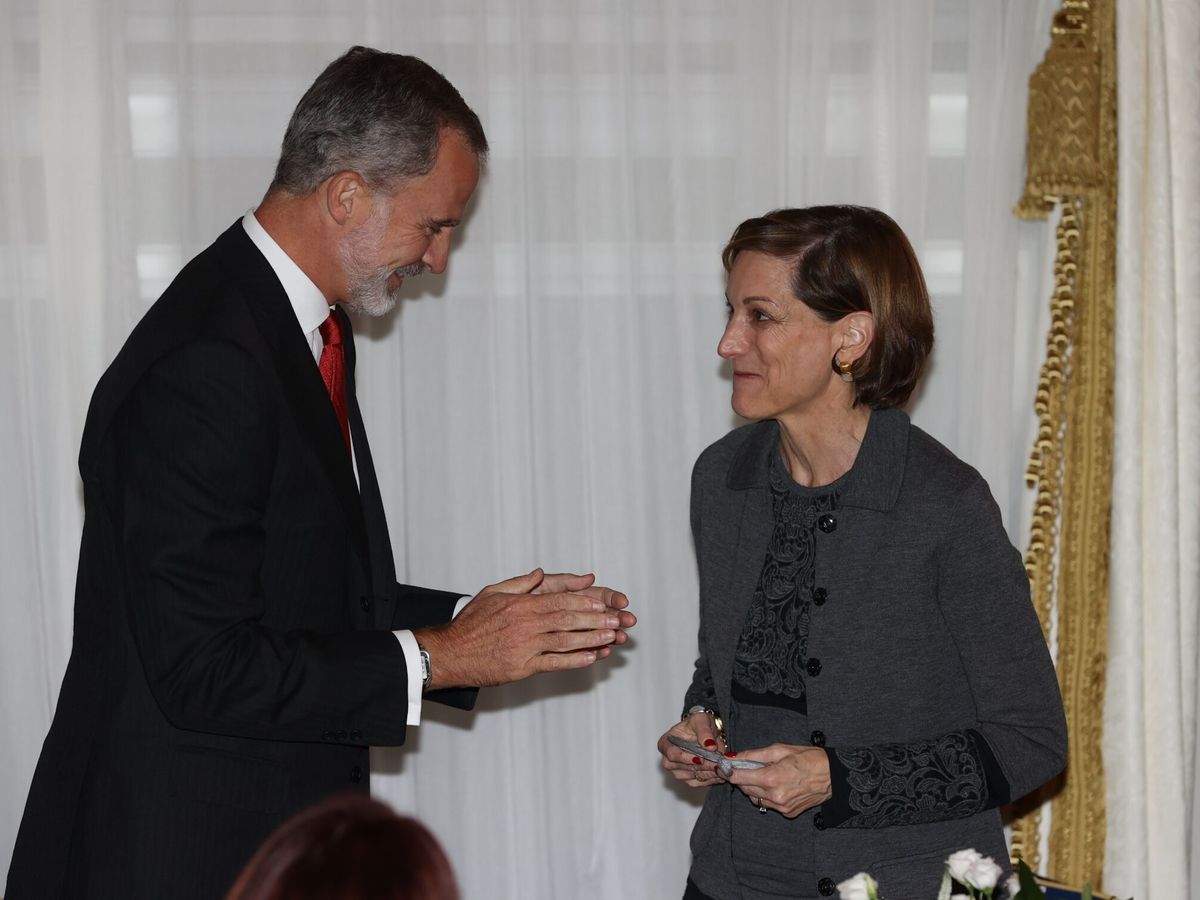 Foto: Felipe VI entrega el premio "Francisco Cerecedo" a Anne Applebaum. (EFE)