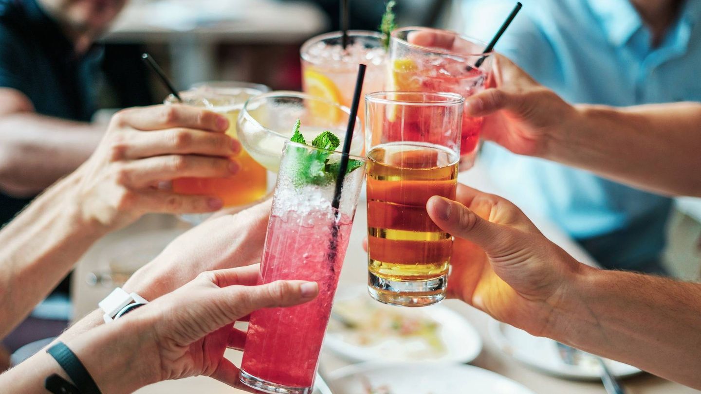 Un grupo de amigos brinda con bebidas azucaradas (Pixabay)