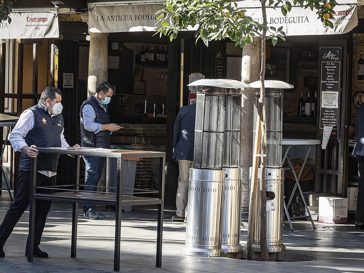 Foto: Camareros en una terraza del centro de Sevilla. (EFE) 