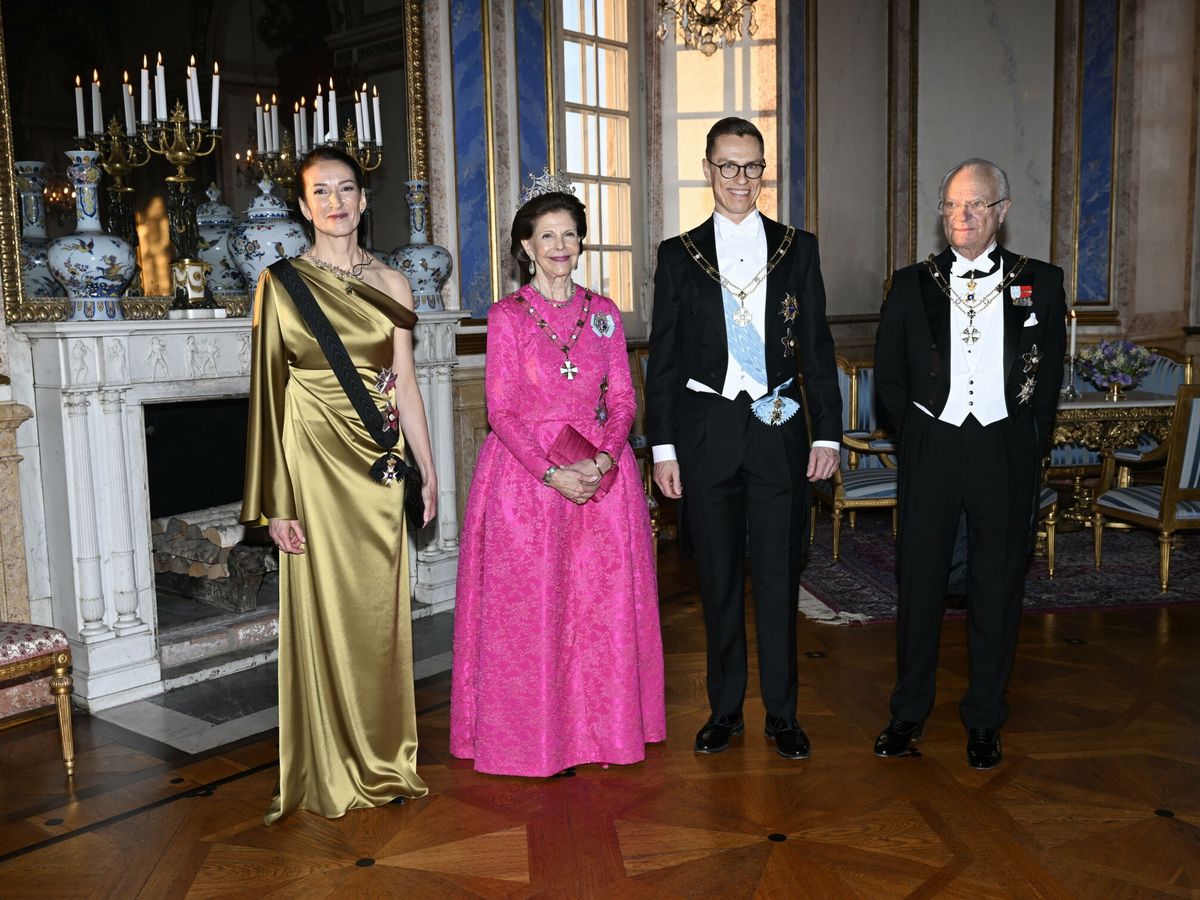 Foto: Alexander Stubb, presidente de la República de Finlandia, y su esposa Suzanne acuden a la cena de gala celebrada en el Palacio Real de Estocolmo con los reyes de Suecia. (EFE/Fredrik Sandberg)