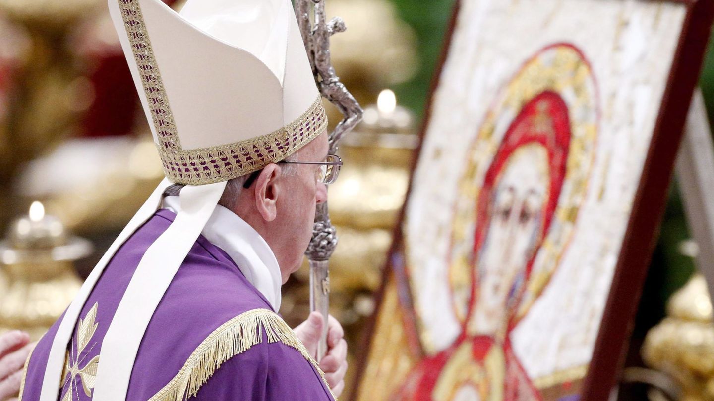 El Papa lidera una oración en la Basílica de San Pedro (Reuters).