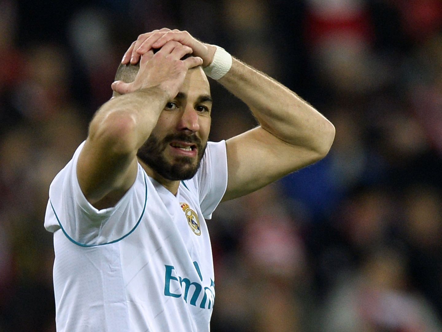 Karim Benzema se lamenta tras una oportunidad perdida. (Reuters)