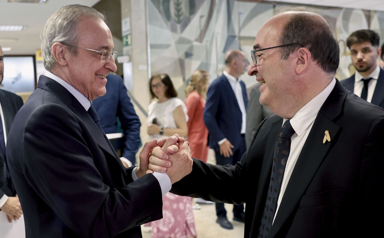 Iceta saluda a Florentino Pérez tras la toma de posesión de Víctor Francos. (EFE/Sergio Pérez) 