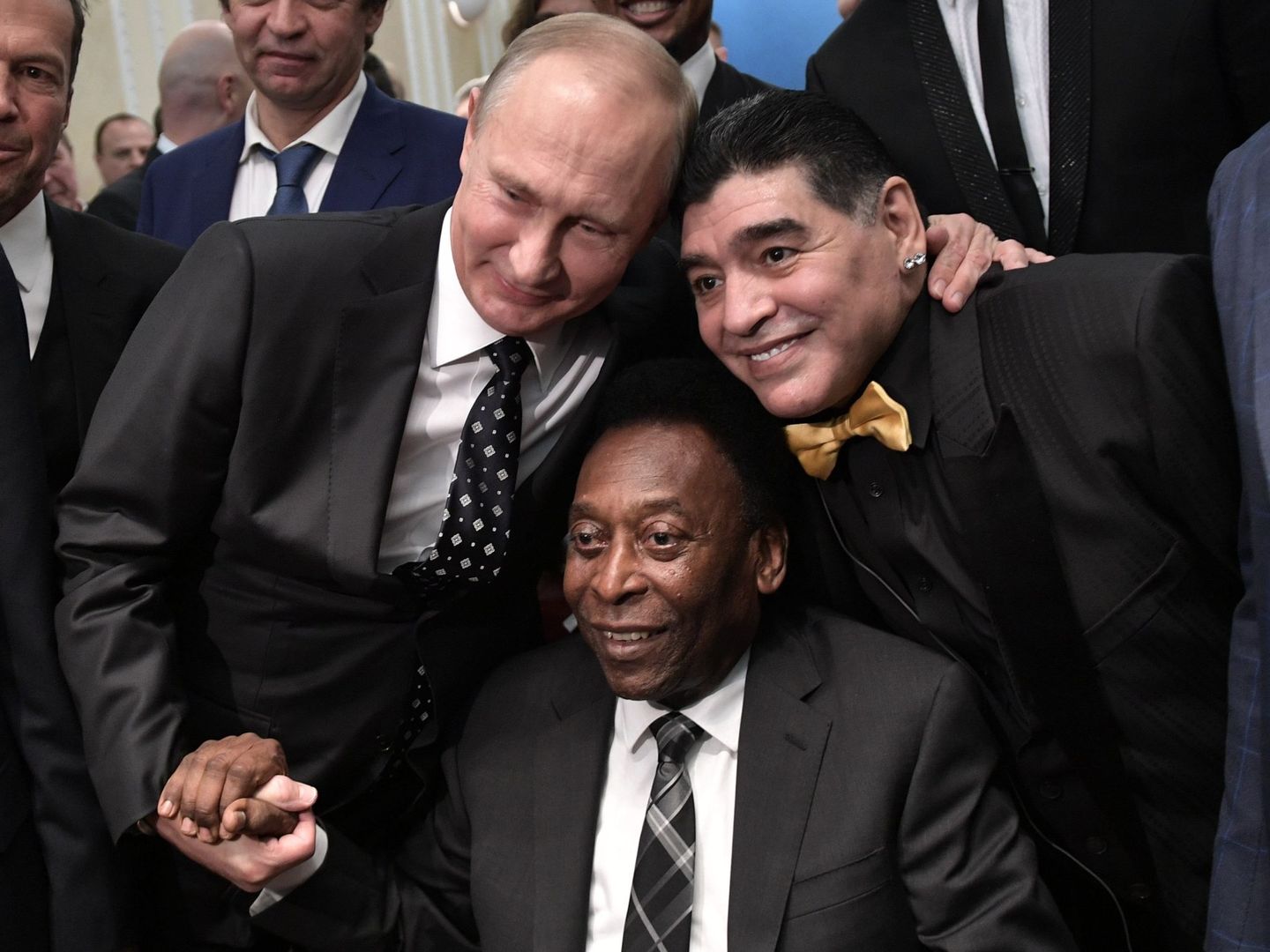 Vladimir Putin y Maradona posan junto a Pelé. (EFE)