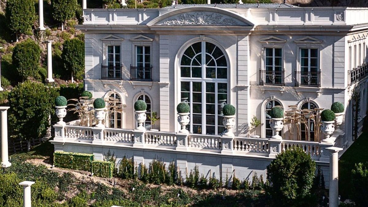 La mansión Falconview del diseñador Philipp Plein: un château con láminas de oro y techos de leopardo