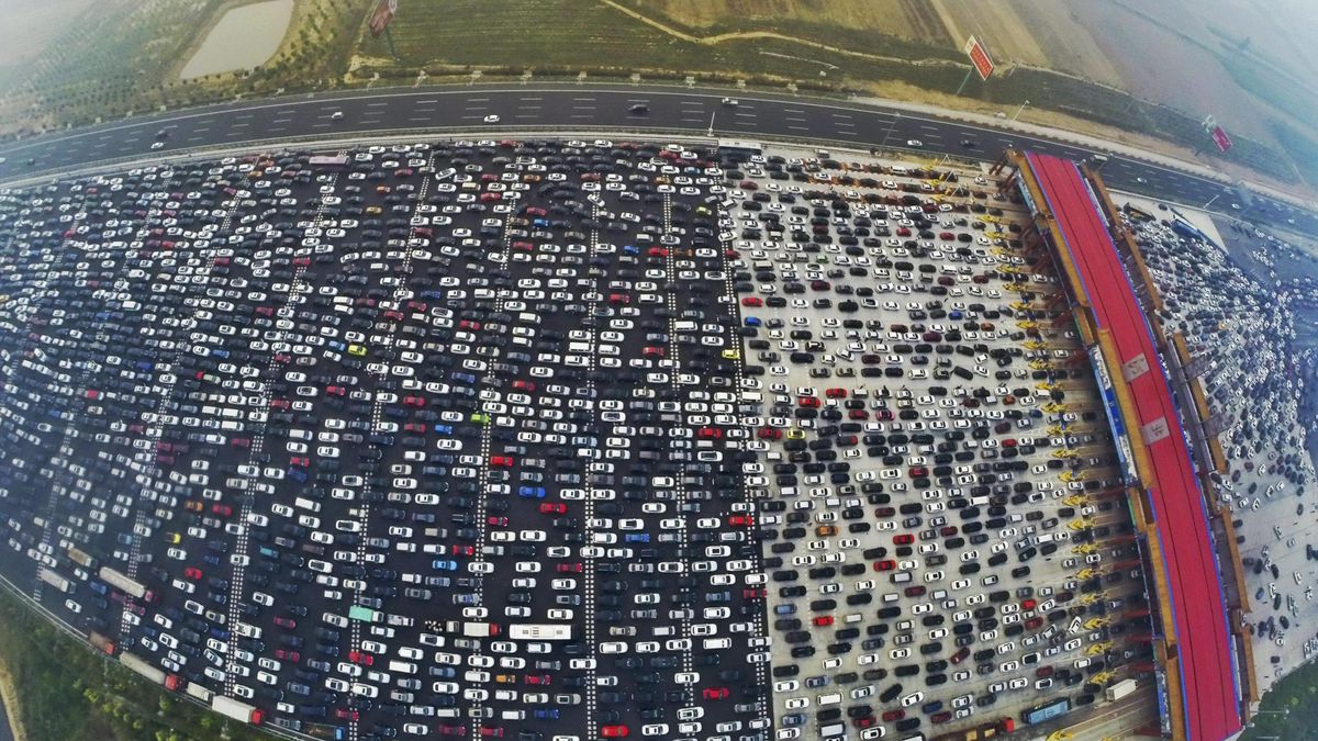 Un atasco kilométrico en una autopista china de 50 carriles deja impresionantes fotos