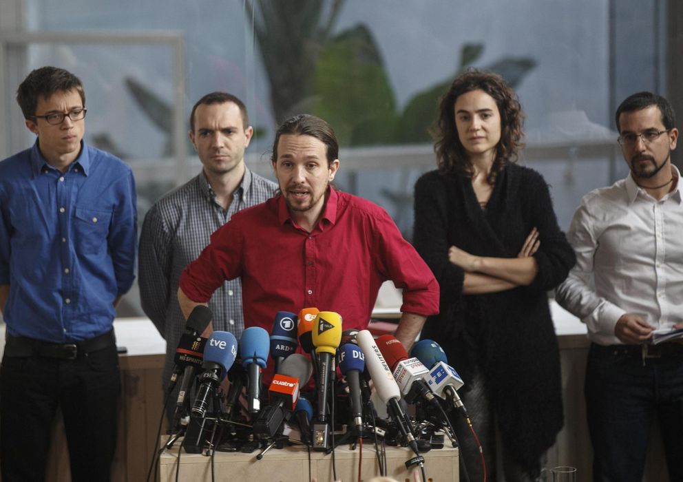 Foto: Pablo Iglesias, flanqueado por Íñigo Errejón, Luis Alegre, Gemma Ubasart y Sergio Pascual. (Reuters)