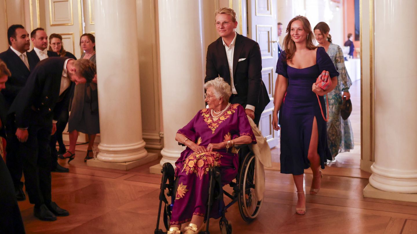 La princesa Astrid, la Sra. Ferner, el príncipe Sverre Magnus y la princesa Ingrid Alexandra de Noruega llegando ala fiesta. (EFE/Stian Lysberg Solum)