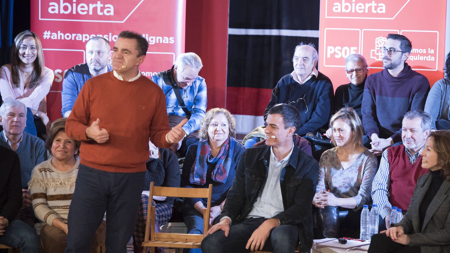José Manuel Franco (i), secretario general del PSOE-M, junto a Pedro Sánchez, en la asamblea abierta celebrada este 13 de enero en el centro cultural Carril del Conde del distrito madrileño de Hortaleza. (Borja Puig | PSOE)