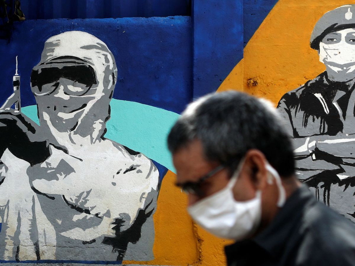 Foto: Mural sobre la crisis del coronavirus, en Mumbai. (Reuters)