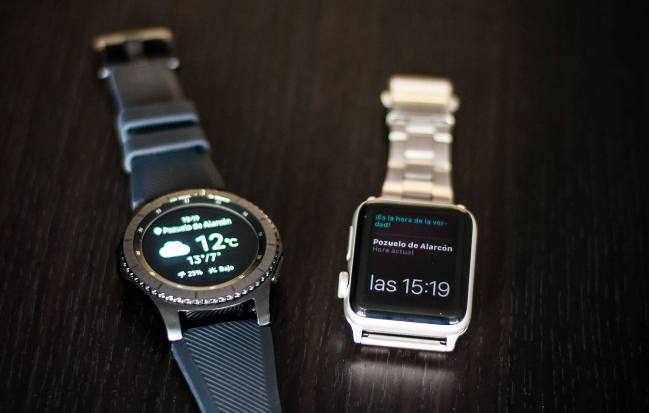 Comparado con un Apple Watch, el Gear S3 destaca por su tamaño. (Carmen Castellón)