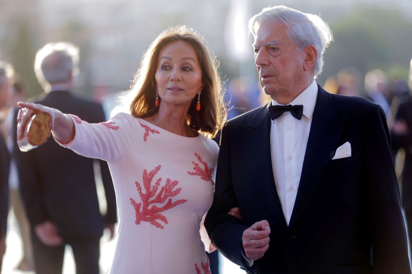El premio Nobel de Literatura Mario Vargas Llosa e Isabel Preysler, en Valencia, la pasada primavera. (EFE)