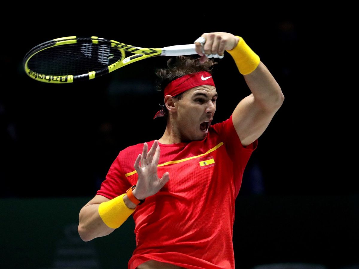 Foto: Rafa Nadal golpea una bola en la Copa Davis. (EFE)