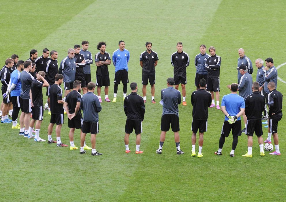 Foto: El Real Madrid durante la charla previa al entrenamiento en el estadio del Cardiff City (Reuters).