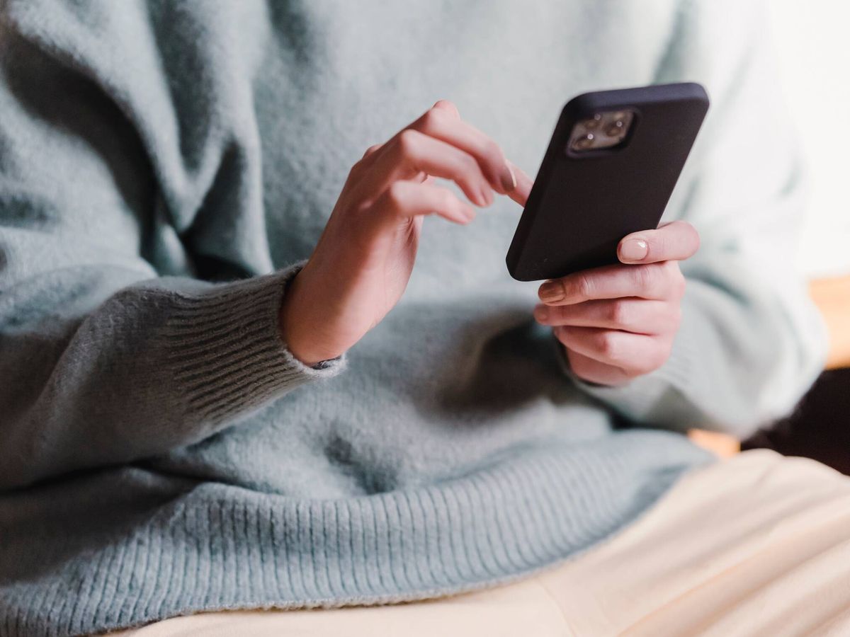 Foto: Una persona revisa las notificaciones en su móvil (Pexels)