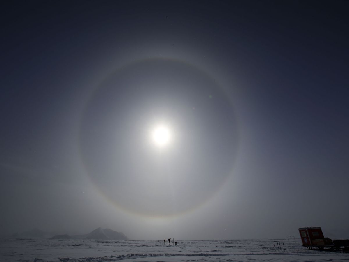 Foto: Científicos miden la radiación solar en la Antártida en una fotografía de archivo. (EFE/Felipe Trueba) 