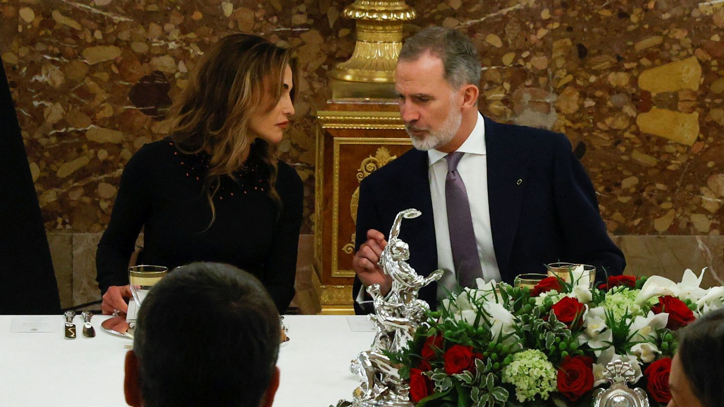 El rey Felipe VI, junto a Rania de Jordania en el Palacio Real de Madrid en 2023.  (Reuters)