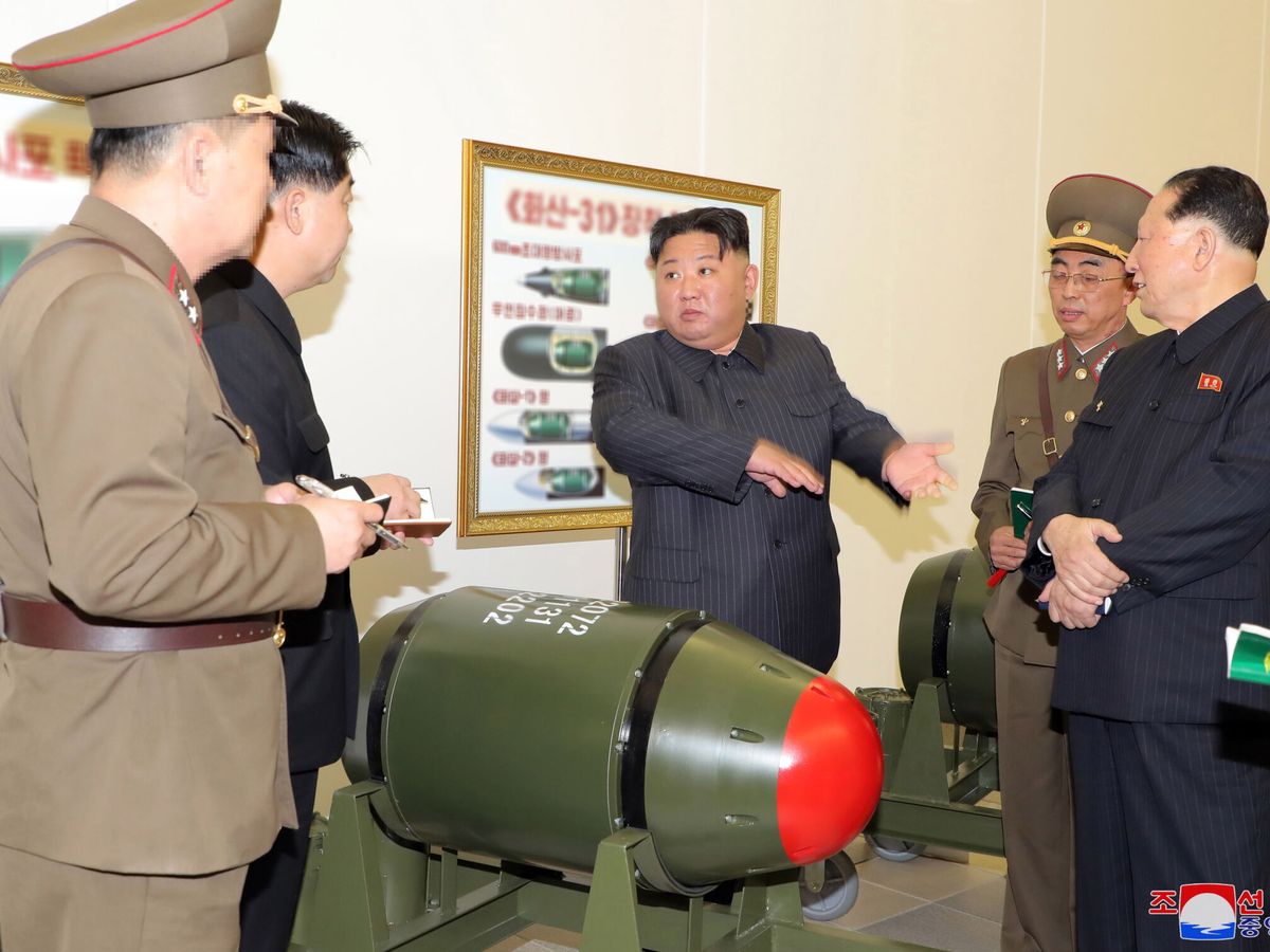 Foto: Kim Jong Un durante una visita al Instituto de Armas Nucleares en Pionyang. (EFE/EPA/KCNA)