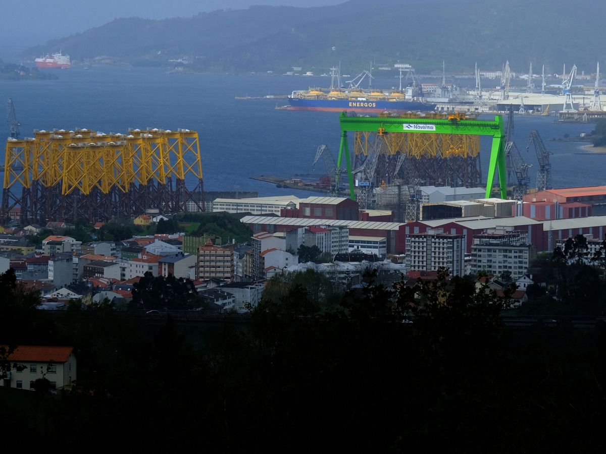 Foto: Plataformas de eólica marina de Navantia en Ferrol. (Reuters/Nacho Doce)