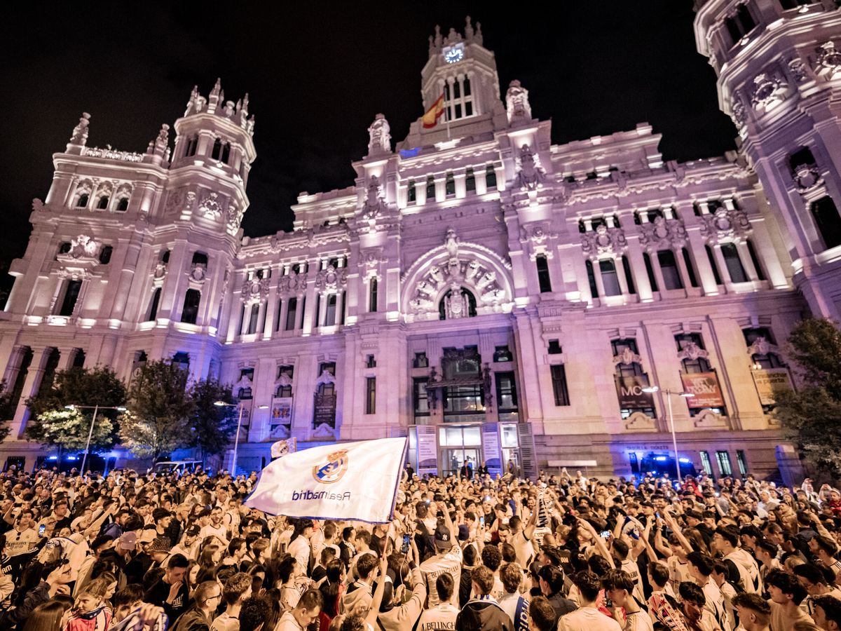Foto: Cientos de personas celebran que el Real Madrid ha ganado la Liga 2023-2024 en la Plaza de Cibeles (Diego Radamés / Europa Press).