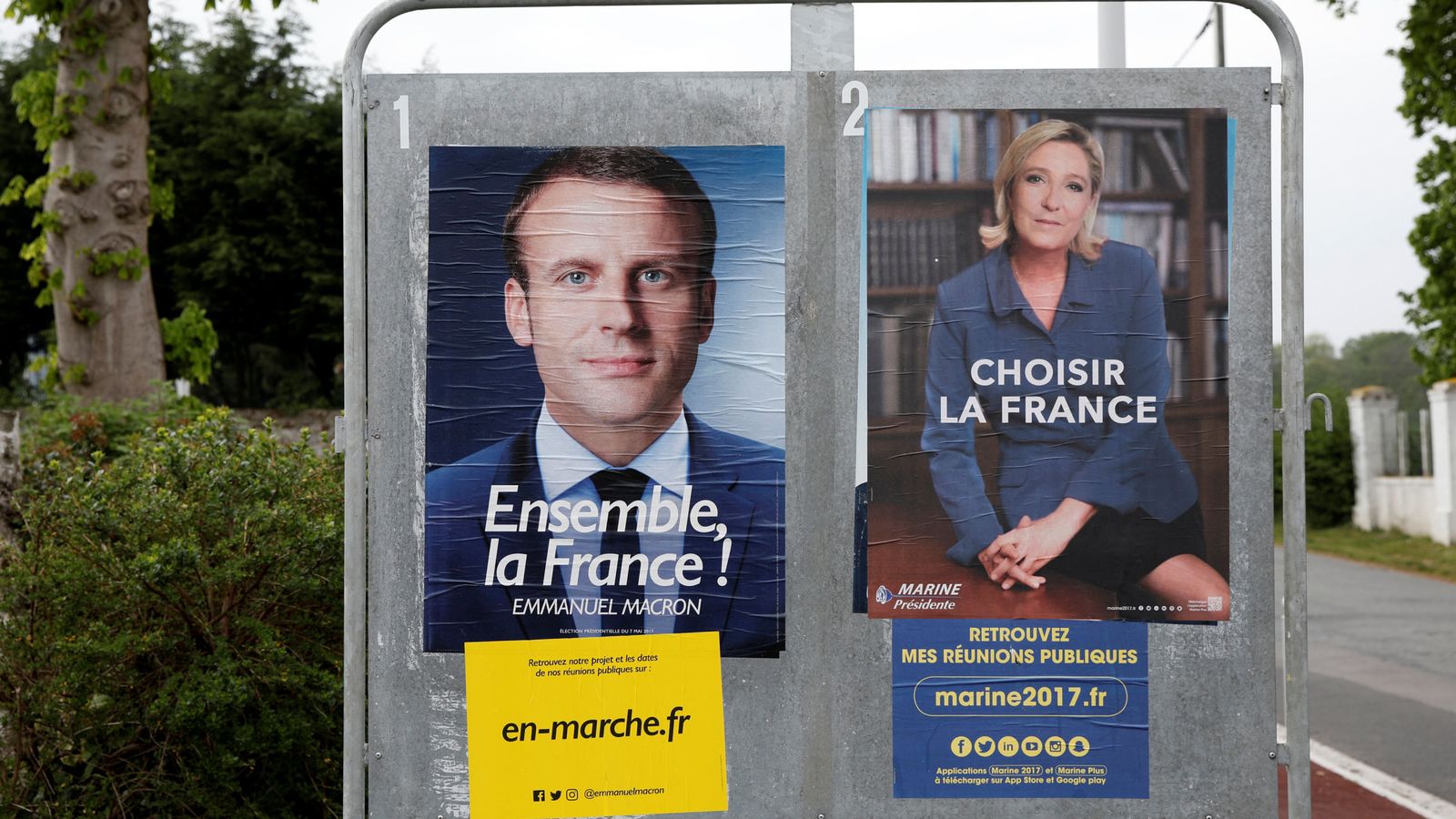 Foto: Dos carteles de los candidatos Emmanuel Macron y Marine Le Pen a la presidencia de Francia. (Reuters)