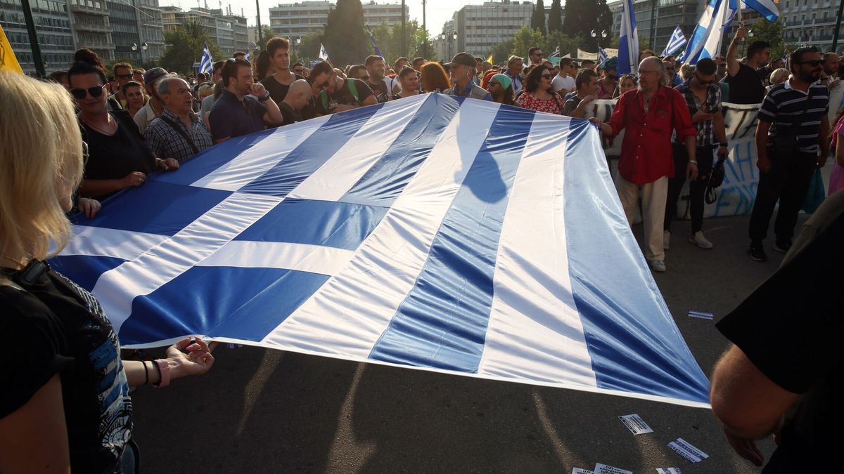 Centenares de personas se manifiestan en Grecia contra la campaña de vacunación