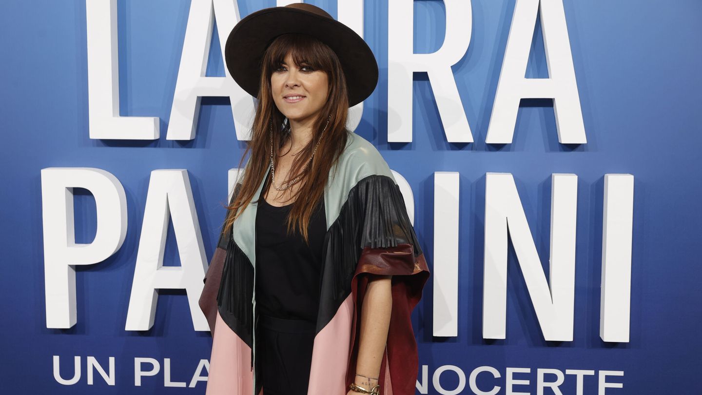 La cantante Vanesa Martín posa a su llegada al photocall del estreno de 'Laura Pausini. Un placer conocerte'. (EFE)