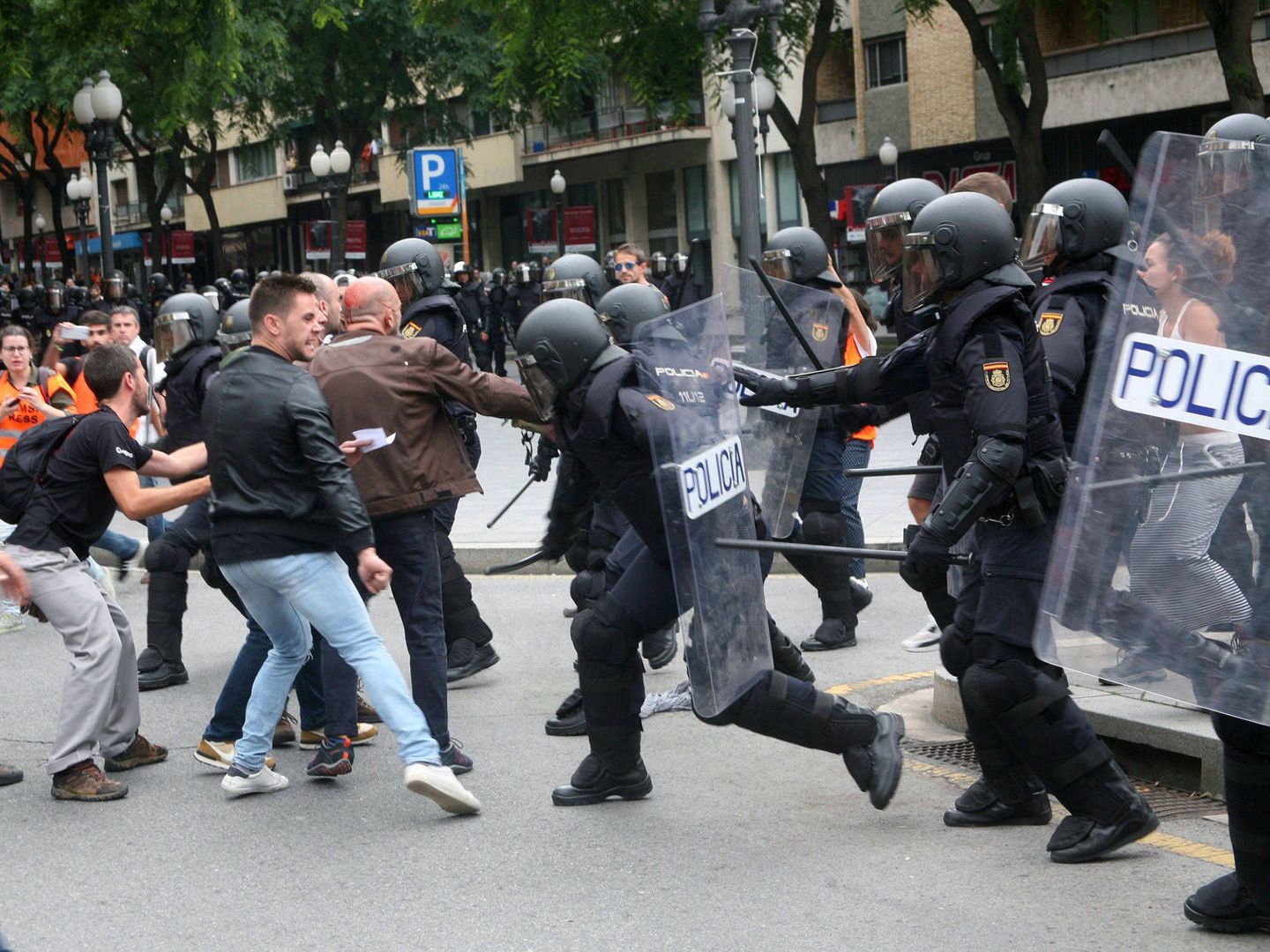 Policía Nacional y Guardia Civil actúan para evitar la votación del 1-O. (EFE)