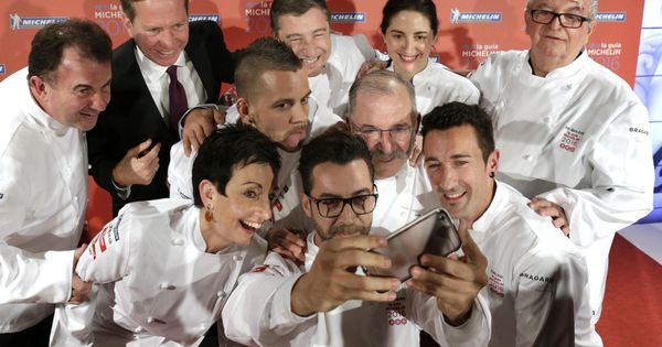 Foto: Los chefs españoles con tres estrellas, en la presentación de la 'Guía Michelin' de 2015. (EFE)