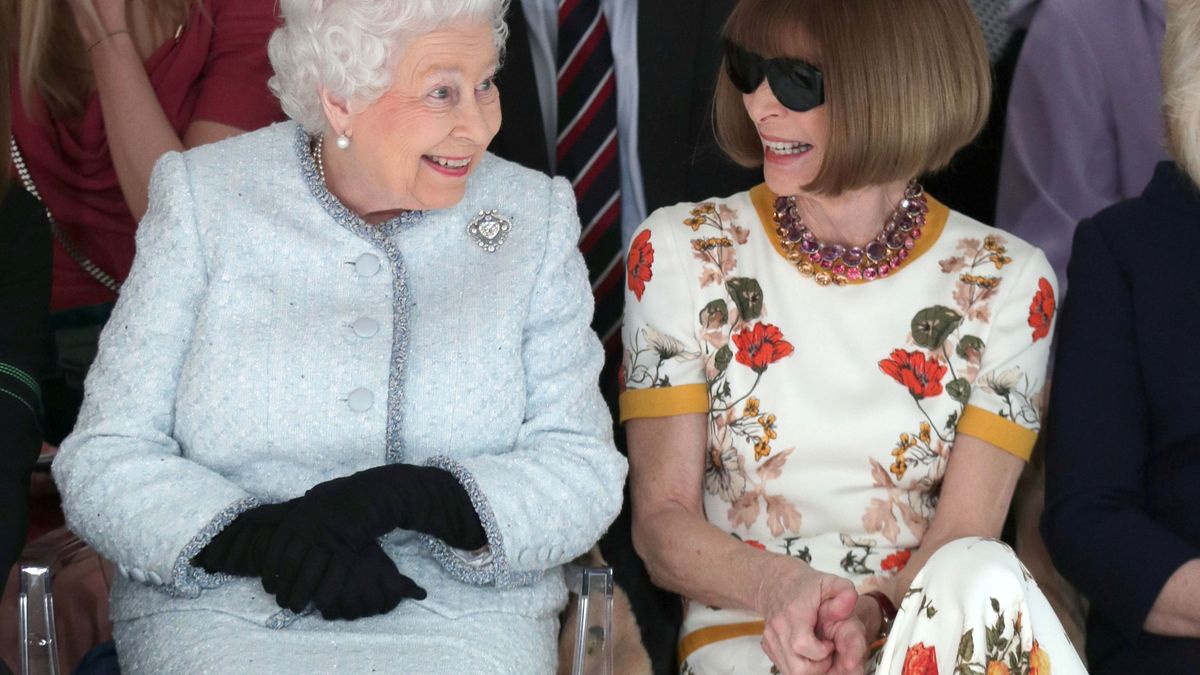 El momento histórico en el que Isabel II se sentó en un front row (y el error de protocolo de Wintour)