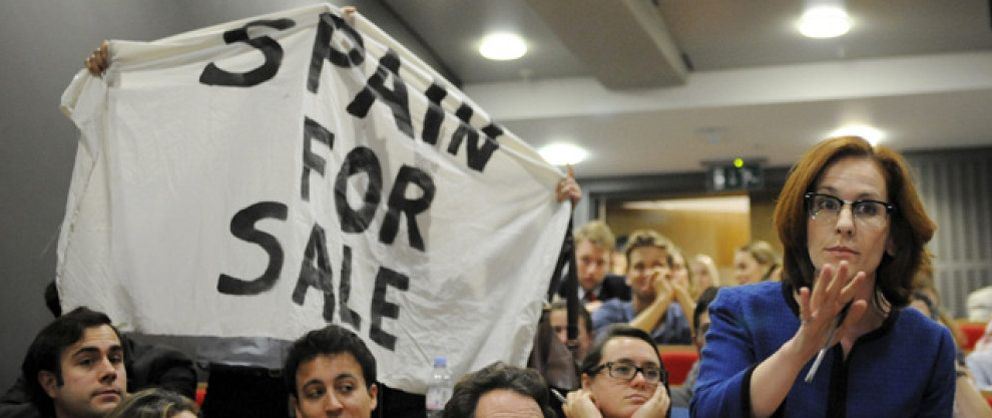 Foto: Un grupo de españoles boicotea el discurso de Guindos en la London School of Economics