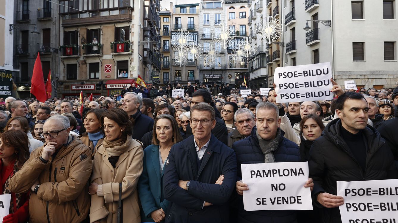 Foto: El líder del PP, Alberto Núñez Feijóo, junto a Miguel Sanz y Yolanda Barcina, en la protesta contra la moción de censura.
