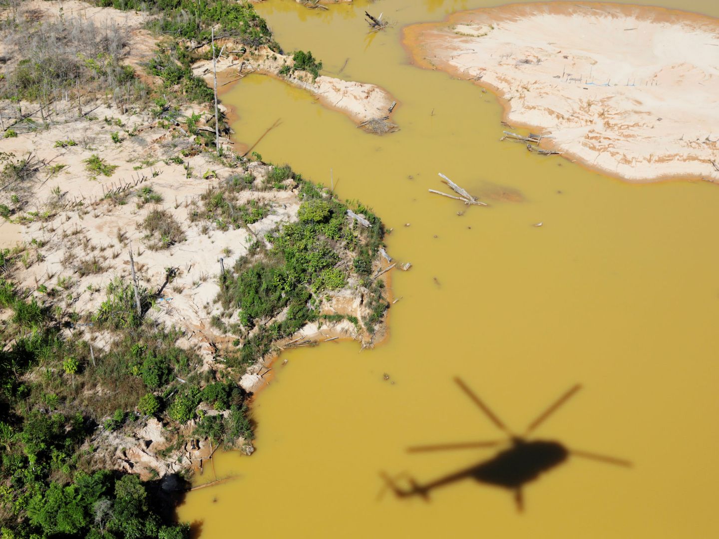 Vista aérea de una zona de Madre de Dios fuertemente afectada por la minería ilegal. (Reuters/Guadalupe Pardo)