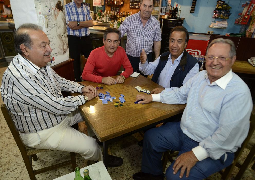 Foto: Carlos Slim juega al dominó en su reciente visita a Avión, Ourense. / EFE 